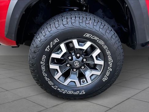 Certified 2016 Toyota Tacoma SR5 image 11