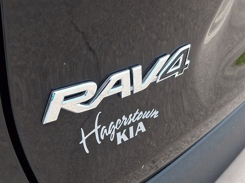 Used 2021 Toyota RAV4 XLE w/ Carpet Mat Package (TMS) AWD/4WD image 31