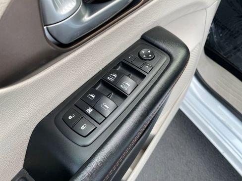 Used 2017 Chrysler Pacifica Touring-L image 11