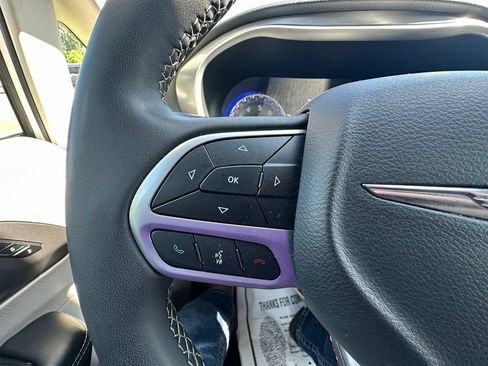 Used 2023 Chrysler Pacifica Touring-L FWD image 16