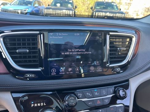 Used 2020 Chrysler Pacifica Limited w/ Tire & Wheel Group image 8