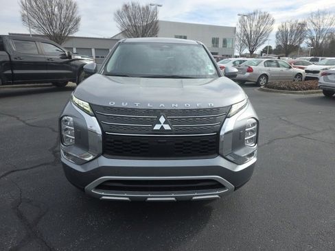 Used 2022 Mitsubishi Outlander SE image 2