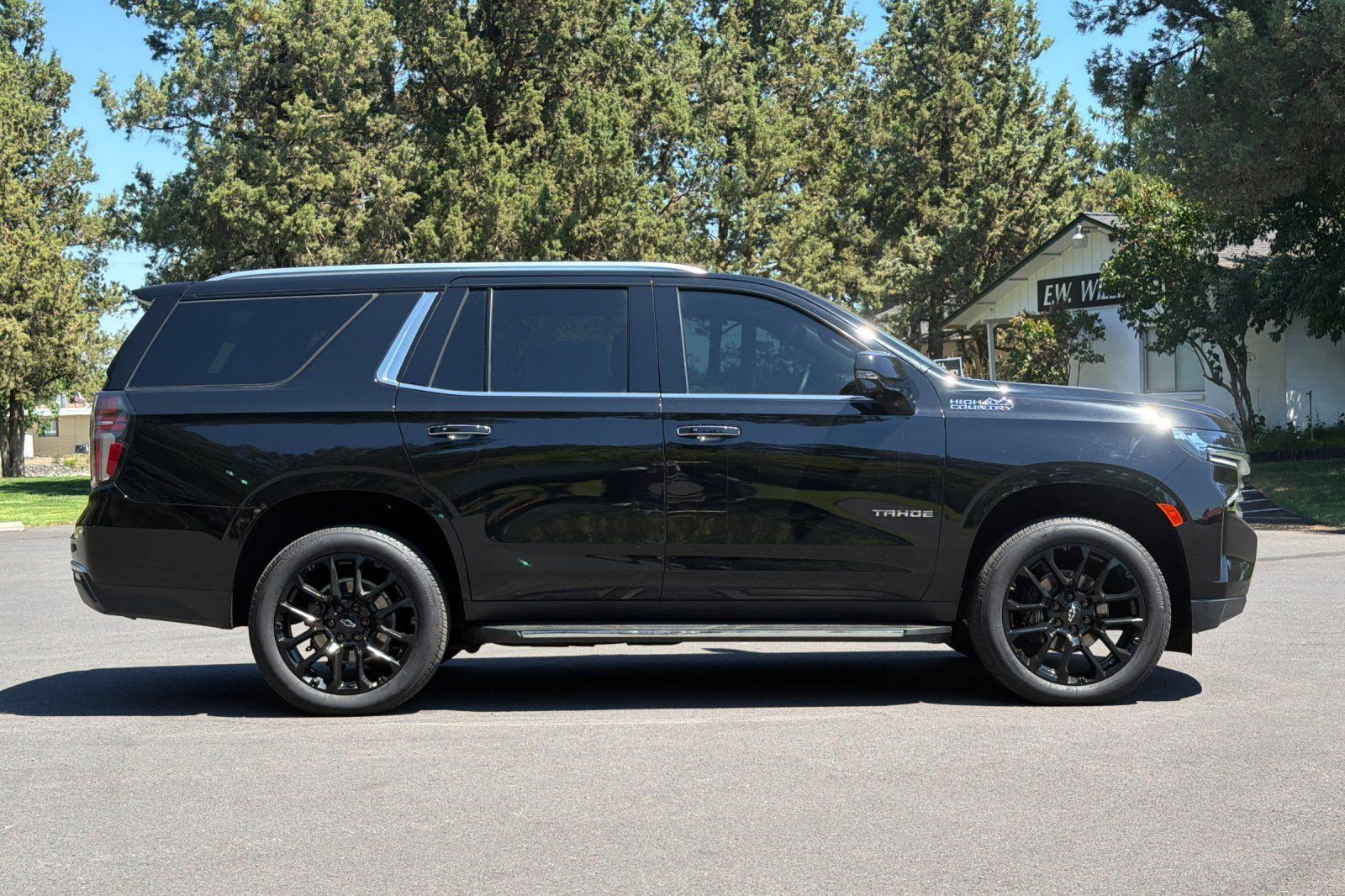 Used 2024 Chevrolet Tahoe High Country AWD/4WD image 3