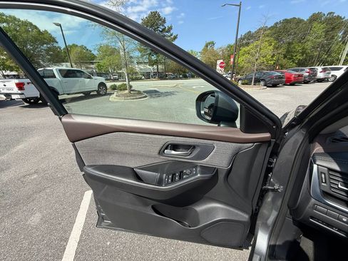 Used 2023 Nissan Rogue SV image 21