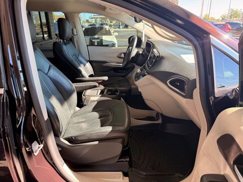 Used 2019 Chrysler Pacifica Touring-L image 38