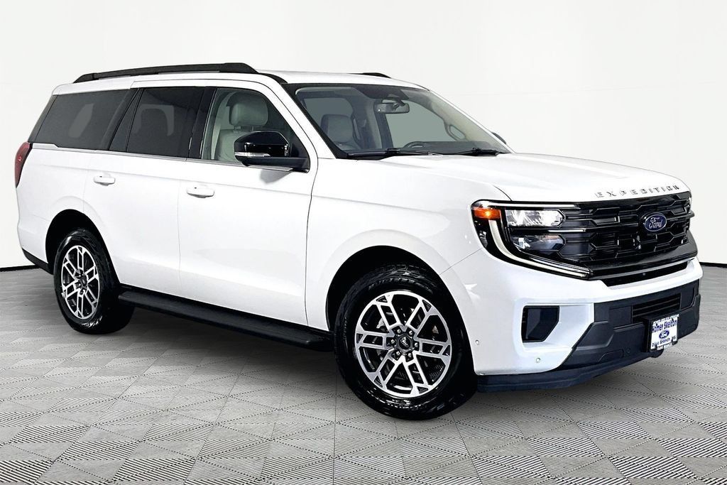 Used 2025 Ford Expedition Active AWD/4WD image 1