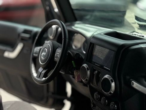 Used 2016 Jeep Wrangler Rubicon w/ Power Convenience Group image 20