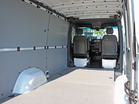 Used 2025 Mercedes-Benz Sprinter 2500 image 6