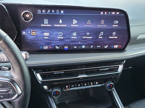 Used 2024 Chevrolet Traverse LT image 11