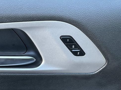 Used 2025 Chrysler Pacifica Limited FWD image 27