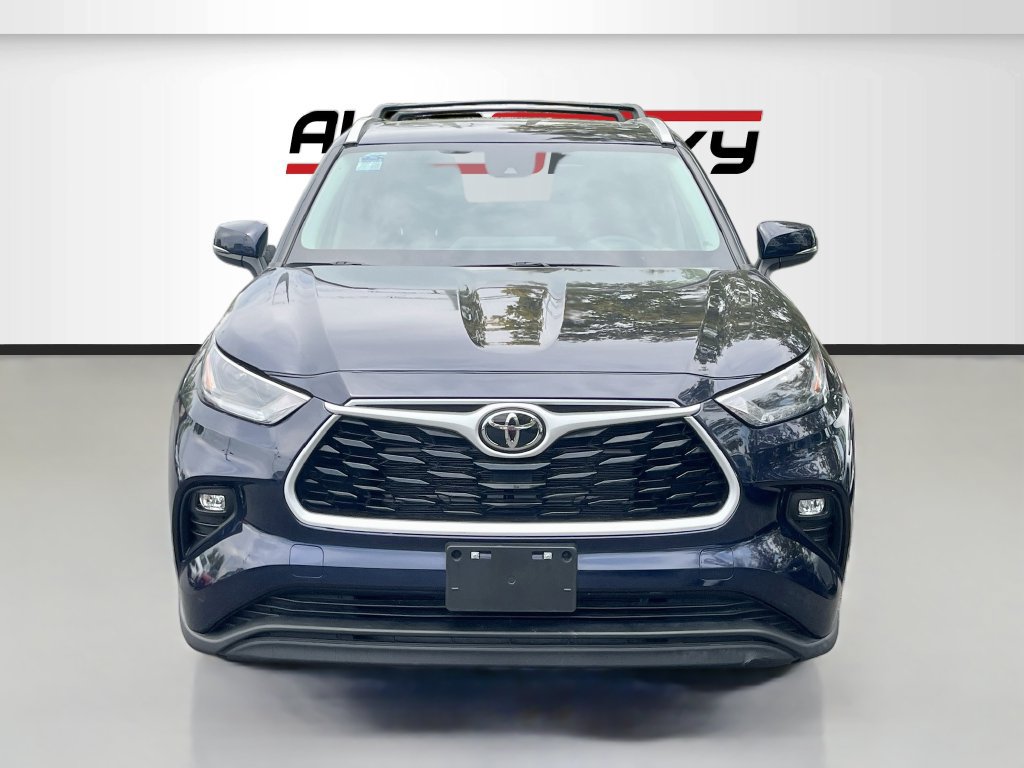 Used 2025 Toyota Highlander XLE AWD/4WD image 2