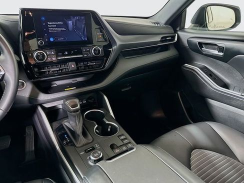 Certified 2025 Toyota Highlander XSE image 25