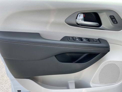 Used 2023 Chrysler Pacifica Touring-L FWD image 16
