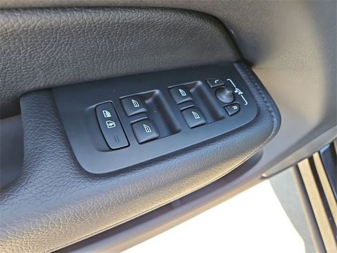 Used 2022 Volvo XC60 B5 Momentum w/ Climate Package image 23