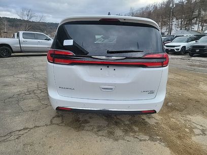 New 2026 Chrysler Pacifica Limited w/ Uconnect Theater Family Group