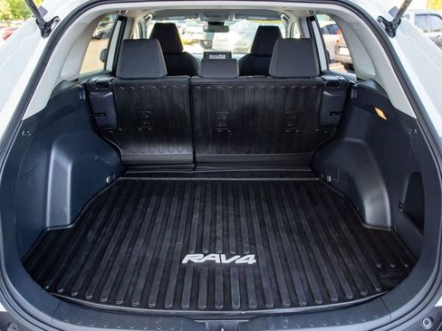 Used 2019 Toyota RAV4 LE w/ Carpet Mat Package AWD/4WD image 17