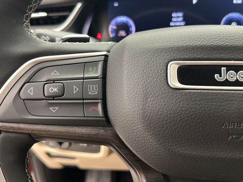 Used 2023 Jeep Grand Cherokee Limited w/ Luxury Tech Group II AWD/4WD image 18