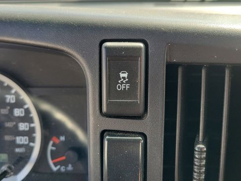 Used 2023 Isuzu NPR image 14