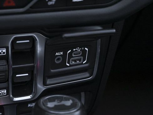 Used 2024 Jeep Wrangler Unlimited Rubicon image 40