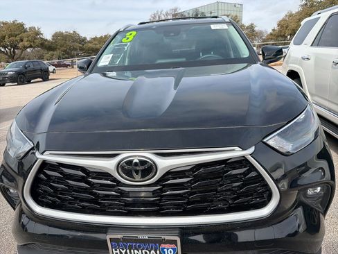 Used 2023 Toyota Highlander XLE image 2