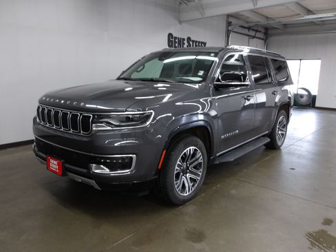 Used 2024 Jeep Wagoneer Series II w/ Flexible Seating Group AWD/4WD image 7