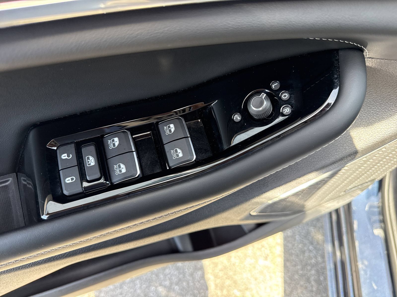 Used 2024 Jeep Grand Cherokee Overland AWD/4WD image 37