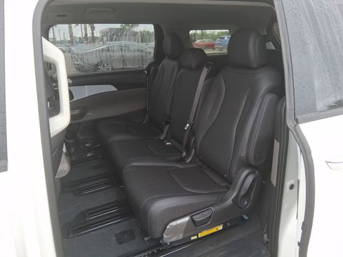 New 2026 Kia Carnival FWD image 18