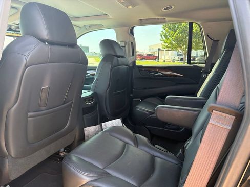 Used 2017 Cadillac Escalade Luxury RWD image 3