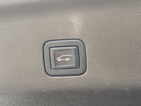 Used 2021 Chevrolet Tahoe Z71 w/ Z71 Off-Road Package AWD/4WD image 9