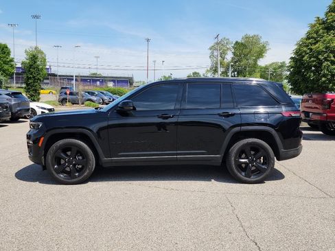 Used 2023 Jeep Grand Cherokee Limited w/ Black Appearance Package AWD/4WD image 4