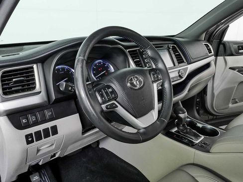 Used 2019 Toyota Highlander XLE FWD image 4