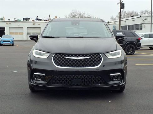 Used 2024 Chrysler Pacifica Touring-L image 23