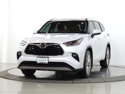 Used 2022 Toyota Highlander Platinum AWD/4WD image 3
