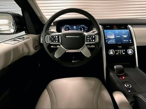 Certified 2025 Land Rover Discovery Dynamic SE AWD/4WD image 4