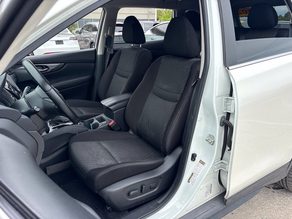 Used 2020 Nissan Rogue SV w/ Premium Package FWD image 9