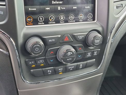 Used 2018 Jeep Grand Cherokee Limited w/ Trailer Tow Group IV AWD/4WD image 9