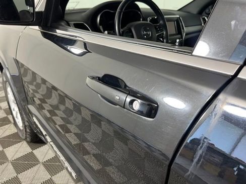 Used 2020 Jeep Grand Cherokee Laredo AWD/4WD image 11