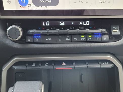 Used 2025 Toyota Tundra Limited AWD/4WD image 18