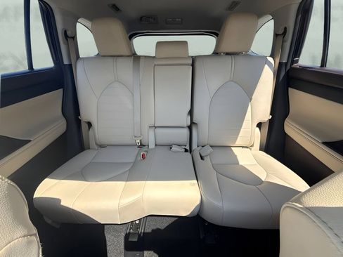 Used 2021 Toyota Highlander XLE FWD image 7