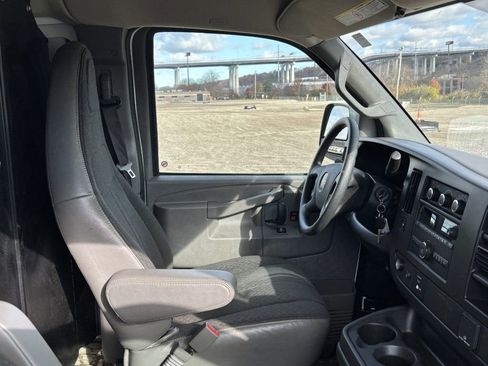 Used 2023 GMC Savana 2500 w/ Driver Convenience Package image 9