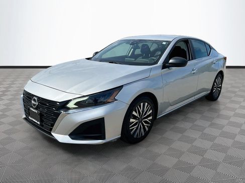 Used 2024 Nissan Altima 2.5 SV FWD image 3