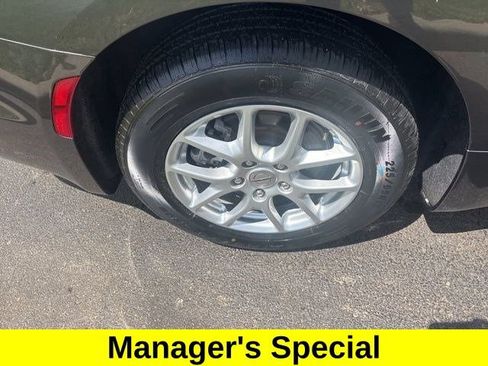 Used 2023 Chrysler Pacifica Touring-L FWD image 44