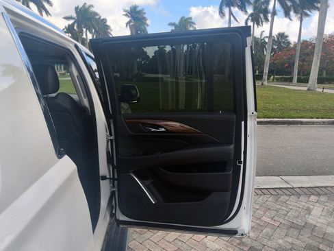 Used 2018 Cadillac Escalade ESV Premium Luxury AWD/4WD image 38