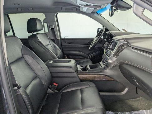 Used 2017 Chevrolet Suburban LT image 4