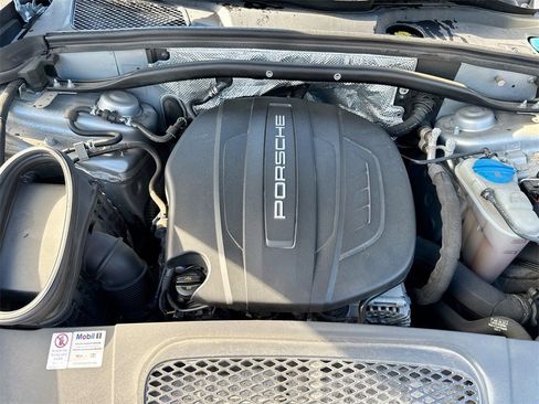 Used 2018 Porsche Macan image 32