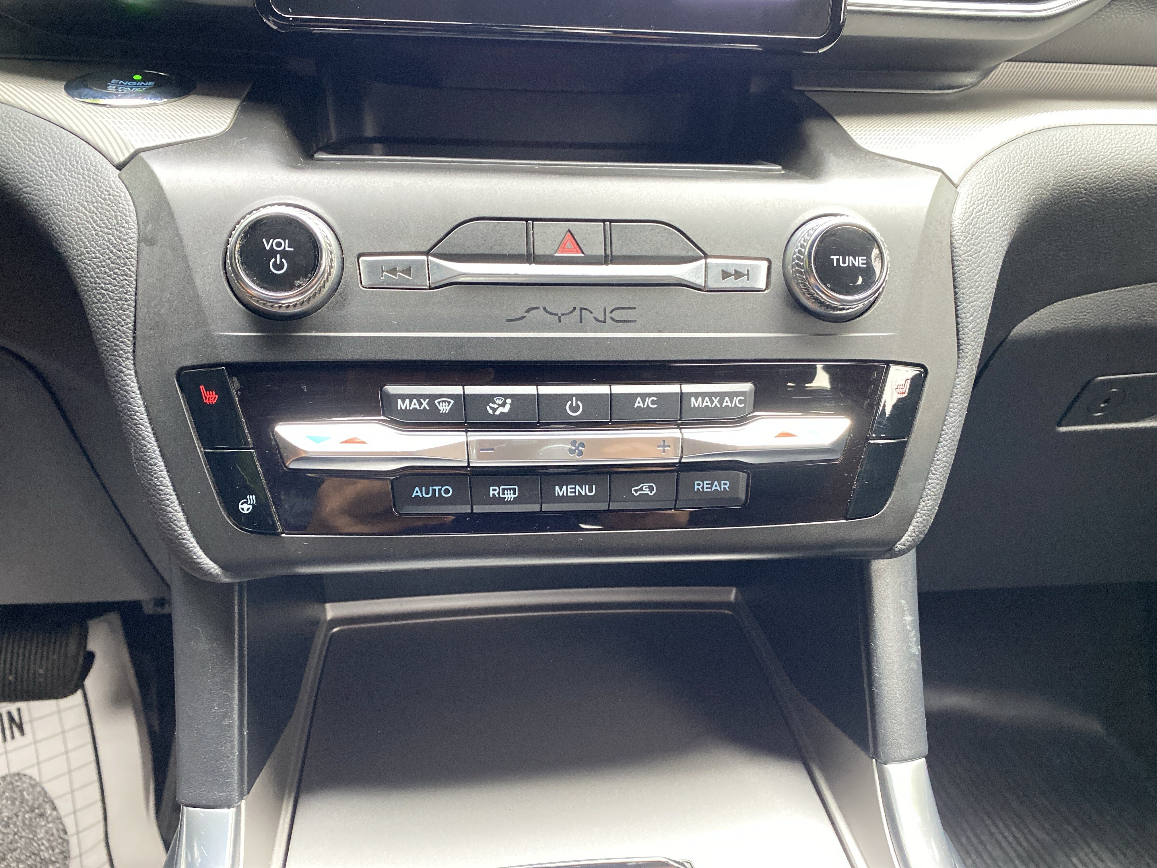 Used 2020 Ford Explorer XLT w/ Equipment Group 202A AWD/4WD image 28