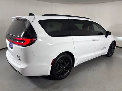 New 2027 Chrysler Pacifica Select FWD image 8
