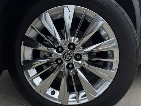 Used 2024 Toyota Grand Highlander AWD image 9