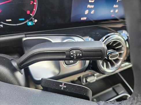 Used 2025 Mercedes-Benz GLB 250 image 12