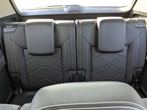 Used 2025 Volkswagen Atlas SE image 33